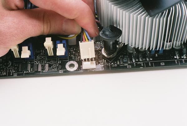 Connecting the heatsink fan to a power point